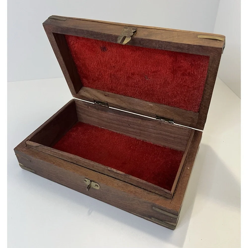 VTG Hand Carved Floral Trinket Jewelry Box w/Brass Flower Red Velvet Interior